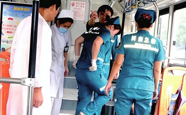 纪实:小伙未给老人让座,被扇4个耳光后老人猝死,家属索赔50万