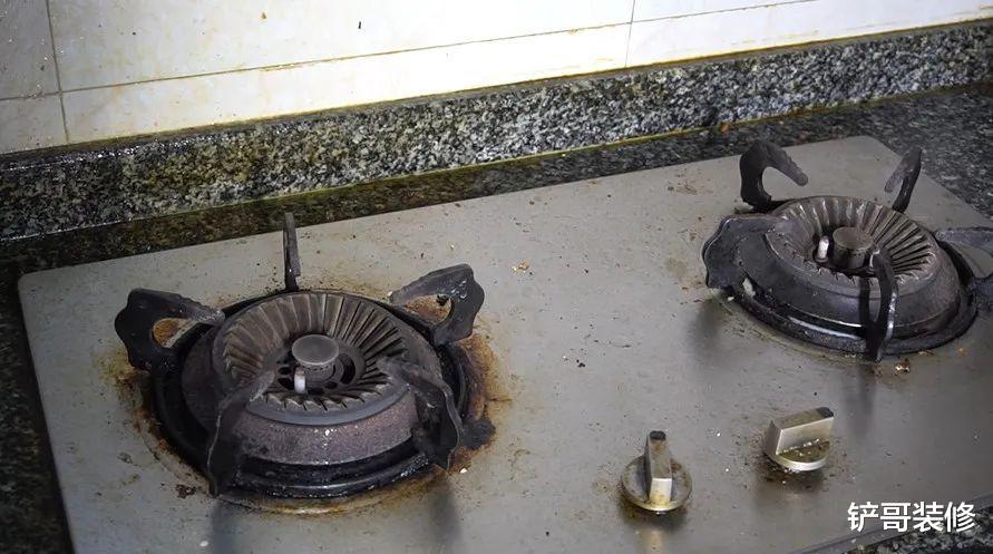 燃气灶天天擦还是油腻腻的？老保洁教你妙招，轻松去油无痕迹