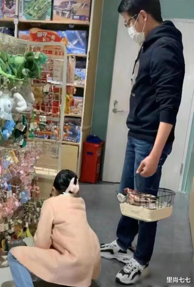 陆毅|陆毅一家四口逛街,14岁女儿身高近1米7,骨感太狠目测有70斤