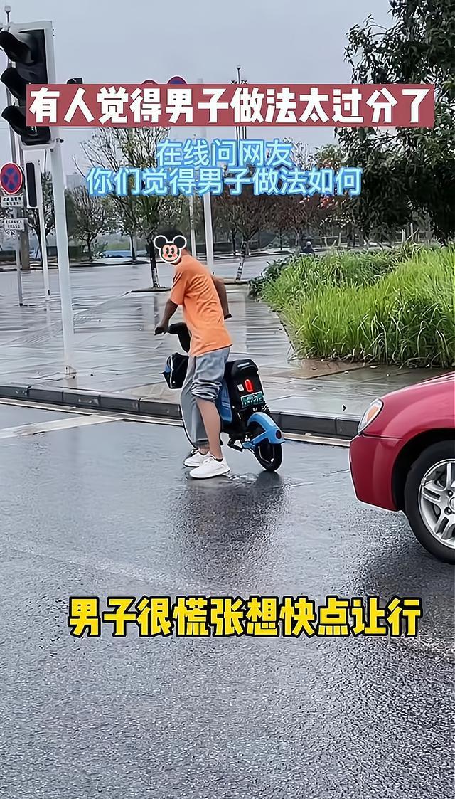 一男子腿受伤推车前行,身后汽车不耐烦鸣笛示意,他生气弃车离开