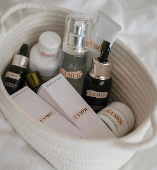 美容|伊丽莎白一世的红唇、神秘占星术、匈牙利女王的化妆台...我们常用的护肤品都这么神秘的吗?