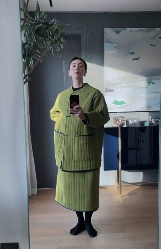 程潇|孙莉疑怀四胎带仨娃踏冰！16岁多多美出新高度，儿子眉眼像极黄磊