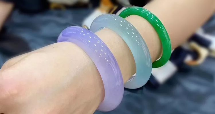 翡翠手镯|人养玉三年，玉养人一生