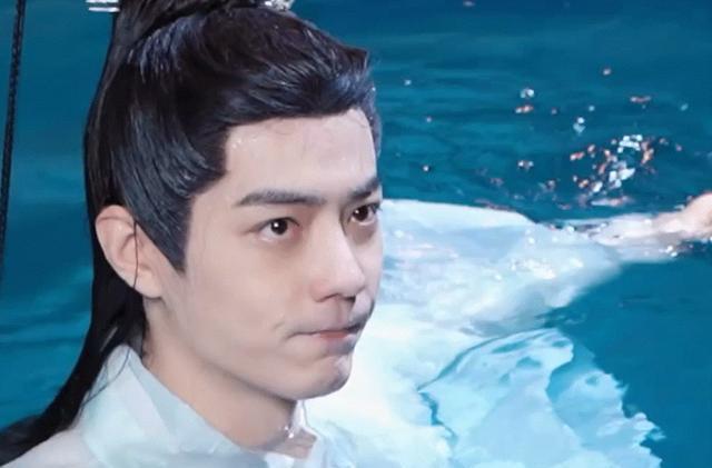 肖战|《玉骨遥》遭粉丝热聊频上热搜！肖战带妆下水泡一整天