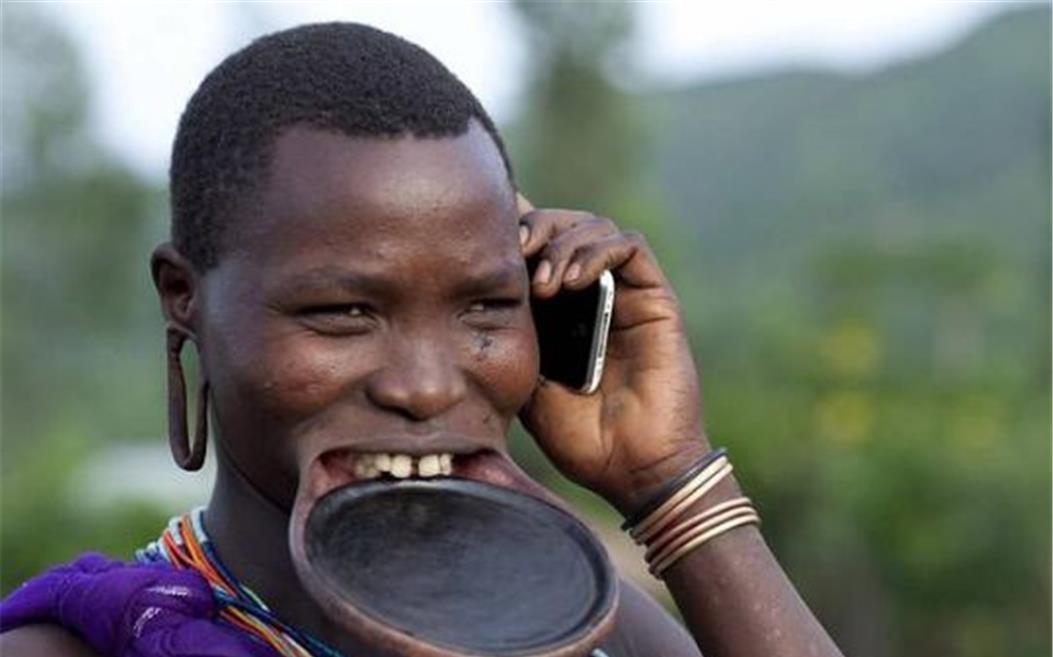 围巾 以大嘴为美的非洲盘唇族：嘴唇越大彩礼越多，不盘唇就嫁不出去