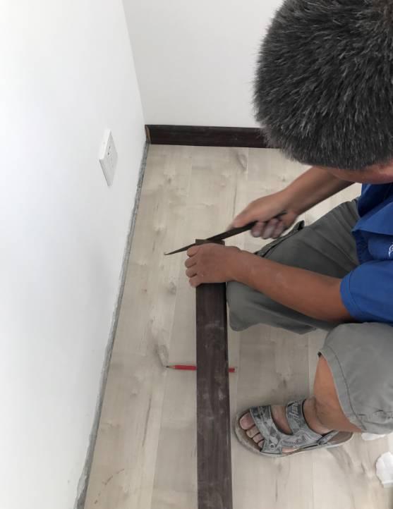 当定制衣柜遇到踢脚线:装修工人让贴,衣柜工人让拆,孰对孰错?