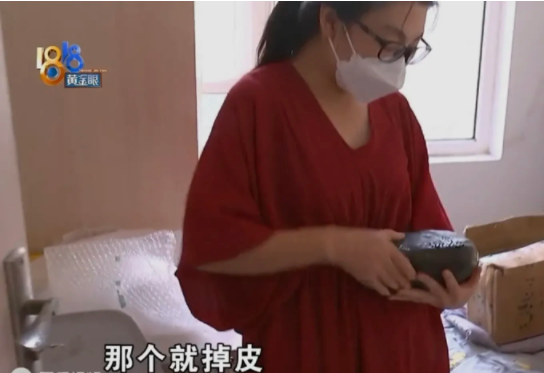 浙江杭州,陈女士10天时间,花106万余元,在拼多多的直播间里买了一堆翡翠原石