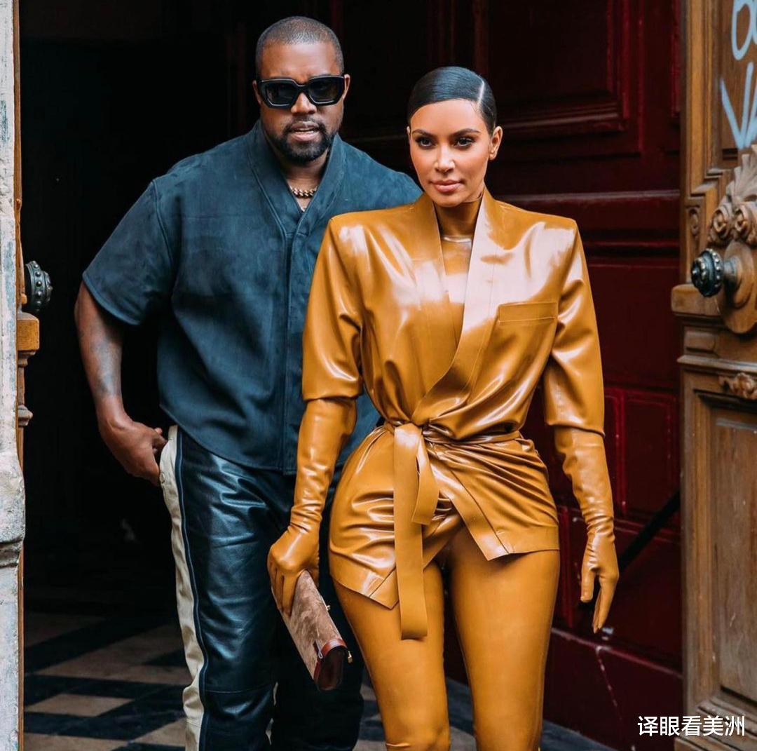 金·卡戴珊|金·卡戴珊巴黎时装周造型吸睛,穿胶带装亮相,网友问:这上厕所挺费劲吧