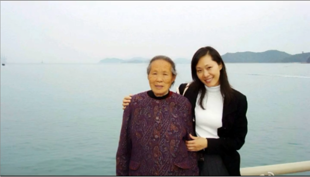 于文华|于文华晒旧照悼念母亲，两人长相如复制，妈妈患癌却不敢告诉她
