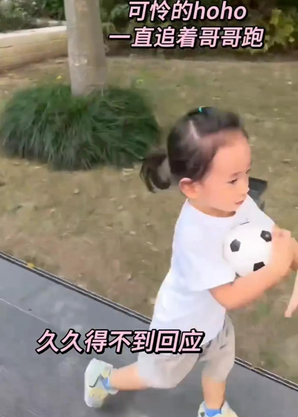 陈小春|应采儿晒俩儿子动态,hoho当哥哥小跟班,Jasper摸弟弟脑袋好有爱