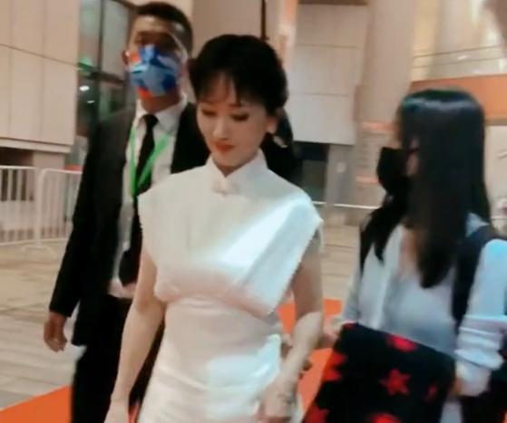 赵雅芝 赵雅芝深夜出门工作,化着浓妆还抹深色口红,“66岁健步如飞”