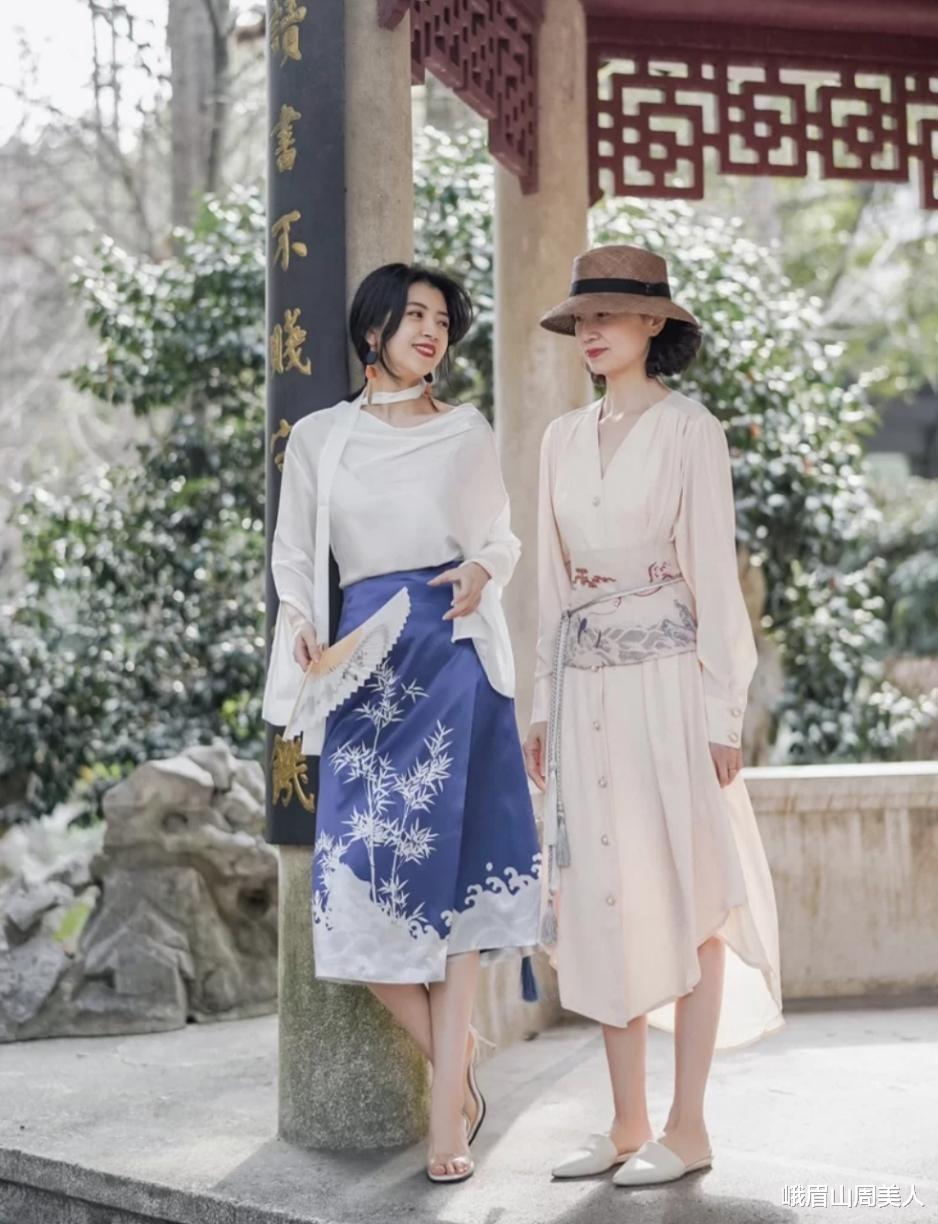 帽子 看完三木妈妈的打扮后才发现：显年轻的秘诀是“帽子”，洋气减龄