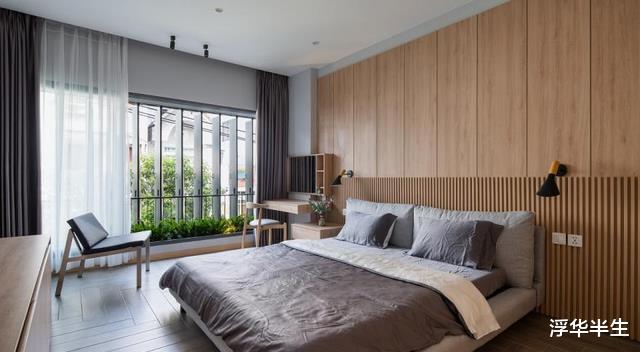 上下3层的联排别墅,同样是白墙加木制家具,却胜出邻居家好几截