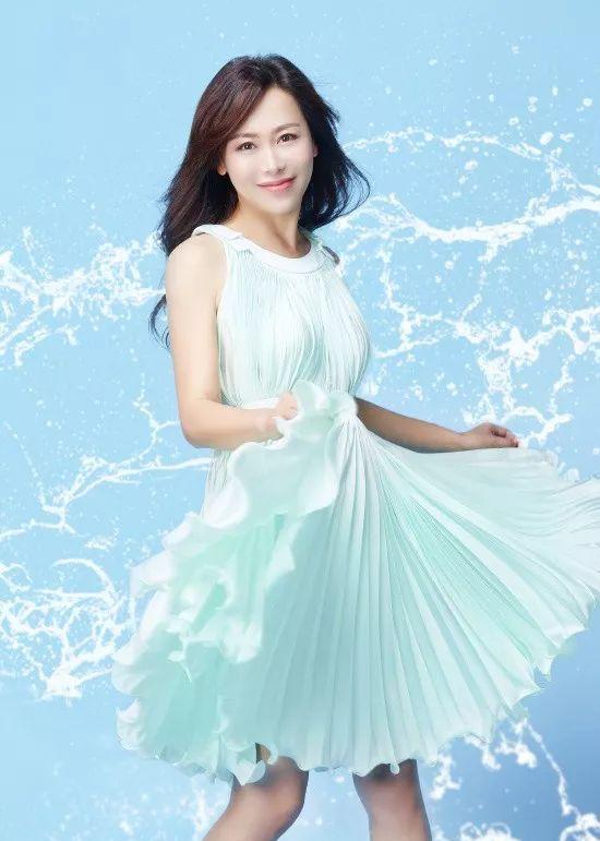 |49岁国家一级演员出国定居！颜值不输刘涛，与母亲相依为命仍未婚