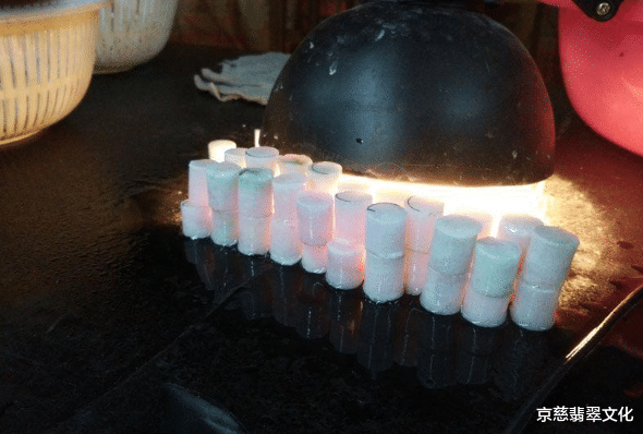 翡翠|8999拿下块木那料，切开以为裂纹毁了所有，不曾想成品竟让人刮目相看