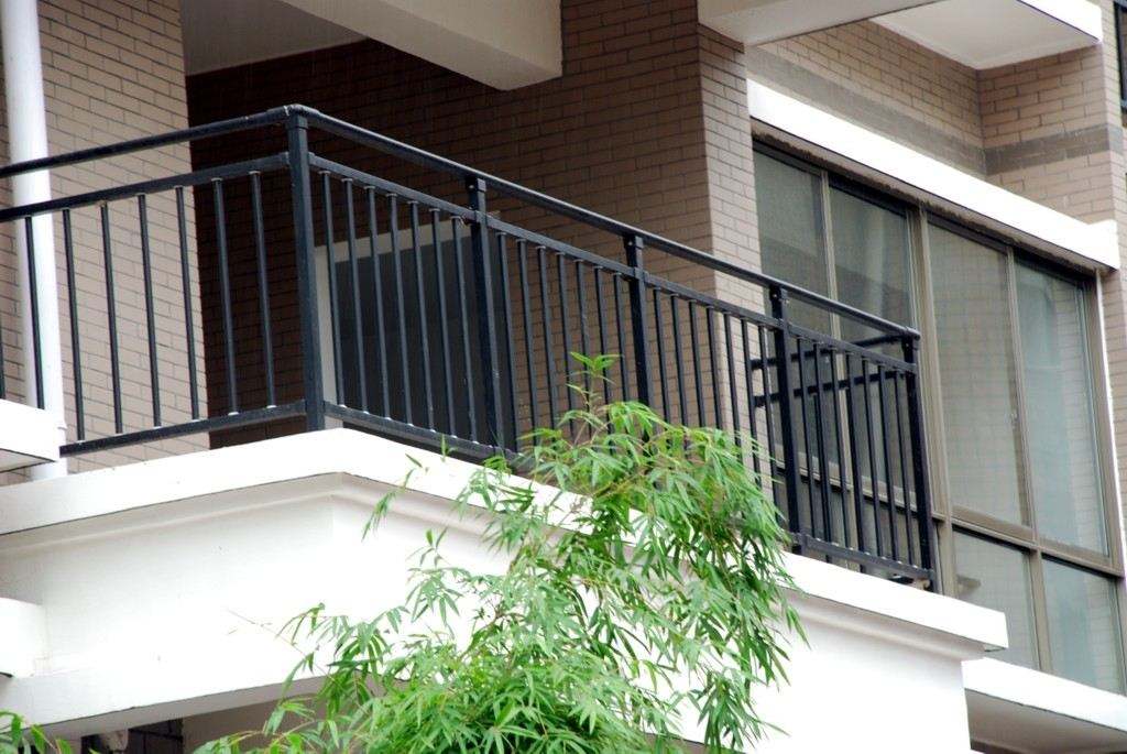 高层住宅窗户外要不要装护栏？