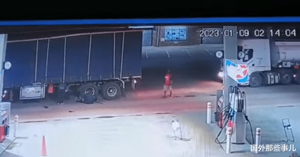 司机为刹车,下车后肉身挡车惨被压死,监控画面曝光