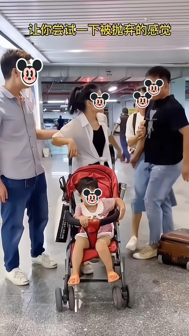 一男子在街上想抱自己的孩子，前妻甩开他的手：请你别碰我的孩子