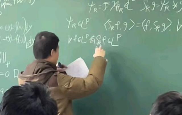 韦东奕|韦神打扮亮眼，“鸳鸯鞋”成议论重点，网友：不能用世俗眼光去看