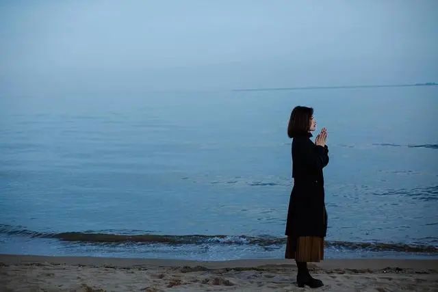 唯美的海景人像不知道怎么拍,试试这几个人像美姿教程