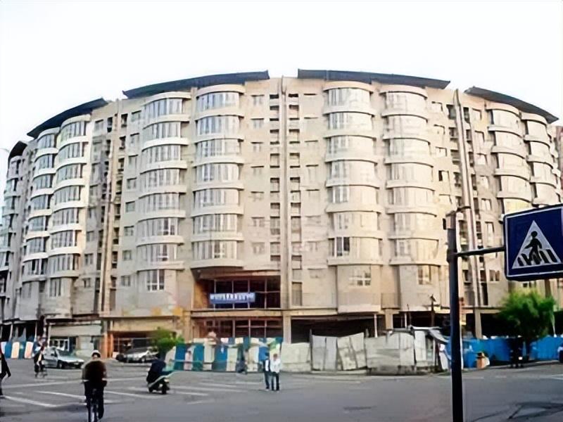 2003年,沈阳黑老大刘涌走下法庭,带到殡仪馆接受死刑前神色恍惚