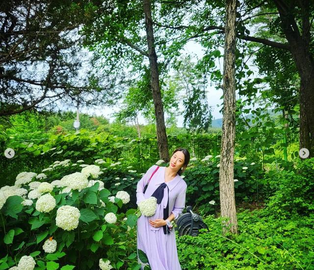 韩智慧|《新娘18岁》韩智慧晒出了爱女周岁宴全家福，全慧彬吴允儿到场祝贺