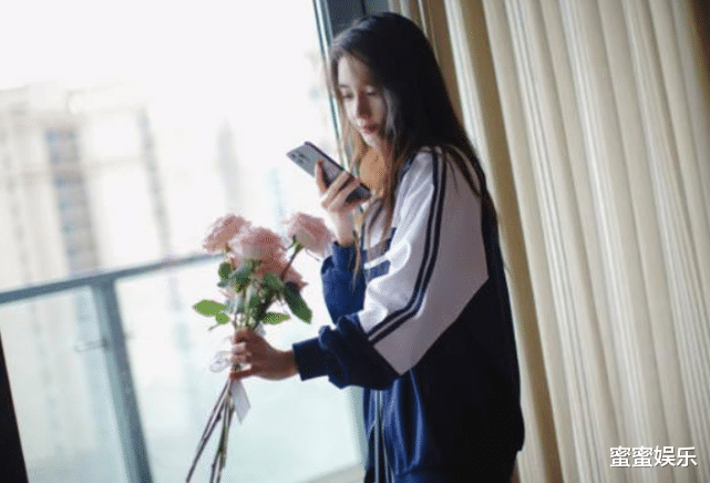 经典|杨颖的手意外受伤，依然笑着不娇气，主动喂蔡徐坤喝牛奶互动太甜