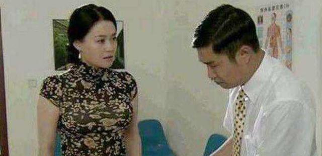 关婷娜|关婷娜：21岁签约赵本山公司，长得漂亮39岁还单身，父母一直为她担心