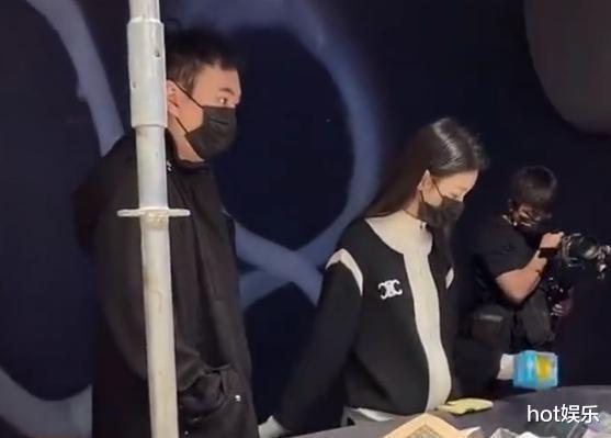 王思聪|曾扬言“不结婚”，如今陪大肚女友逛街，慎婕乱扔商品惹怒王思聪