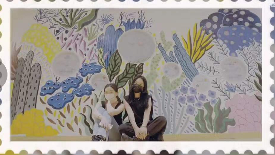 李嫣|15岁李嫣在嫣然医院墙上作画，穿吊带上衣，亭亭玉立初具女神范儿