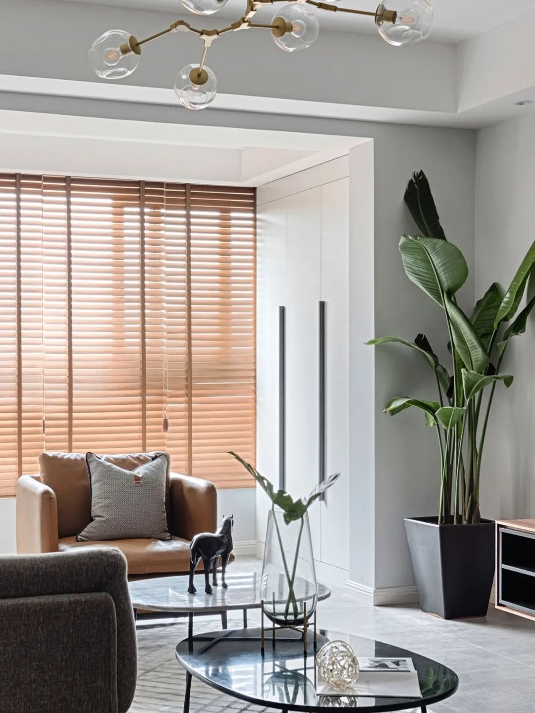 灰度+原木+动线:这个70m2极简一人居,不仅低预算还超实用!