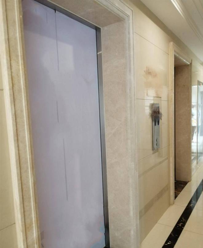 两梯四户买了中间户,邻居把走廊变自家步入式玄关后,后悔了!