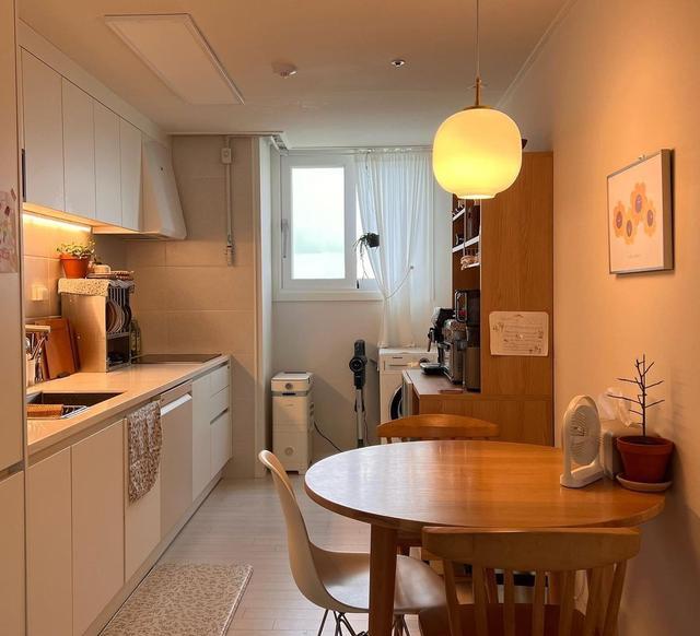 不追求花里胡哨,客厅丢掉茶几、电视柜,100入住5年,宽敞舒适