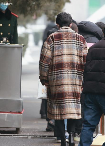 春晚|春晚彩排下班照：王嘉尔为自家带货，朱一龙穿北电校服，邓超随意