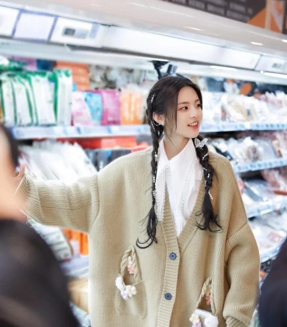 杨超越|杨超越双马尾厨娘，这姑娘长得太好看了