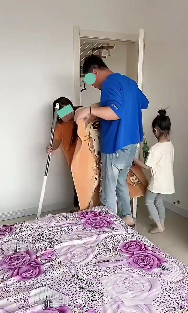 男子教女儿喝啤酒,担心妻子发现,用毛毯打掩护让女儿离开