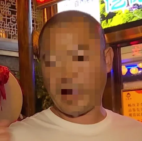“开一瓶就得买走一箱”贵州贵阳,何先生为了招待朋友,在一家酒楼订了一桌酒席