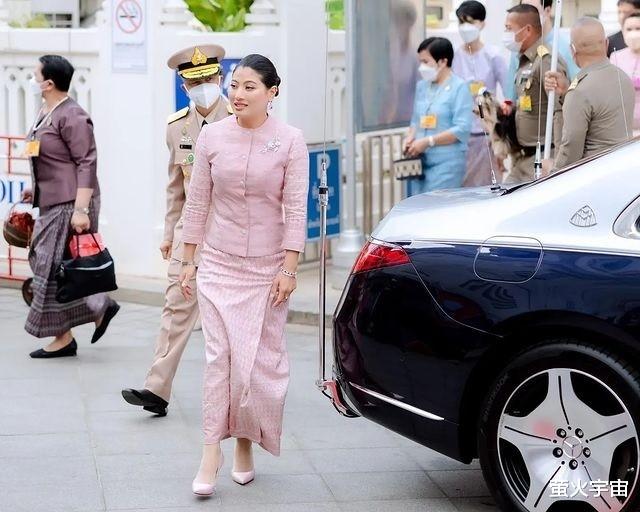 泰国小公主迎来36岁,匍匐在父王脚边被赐福,大姐昏迷快一个月了