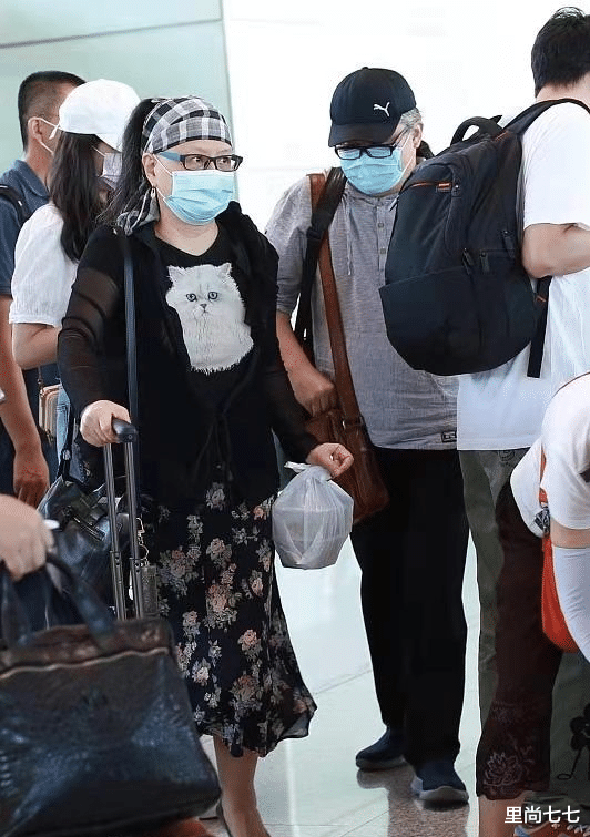 菠菜 刘欢夫妇走机场，妻子扎马尾辫戴头巾真年轻，比他还有艺术家气质