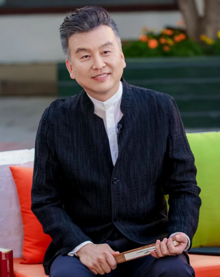 张泽群|主持人张泽群：12次上春晚，55岁老来得子，曾把一年工资捐给家乡