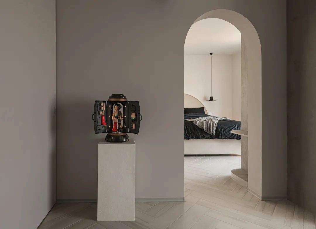 120㎡旧房改造，灵动克莱因蓝+艺术品、潮玩，打造出专属二人艺术精神之居