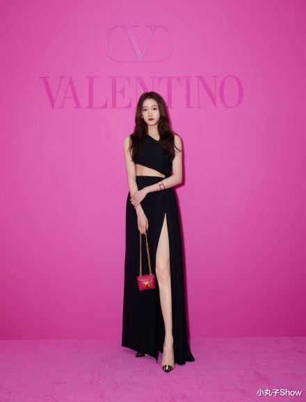 关晓彤|关晓彤的身材不是盖的！性感小黑裙秀满屏大长腿，比衣架子还要直