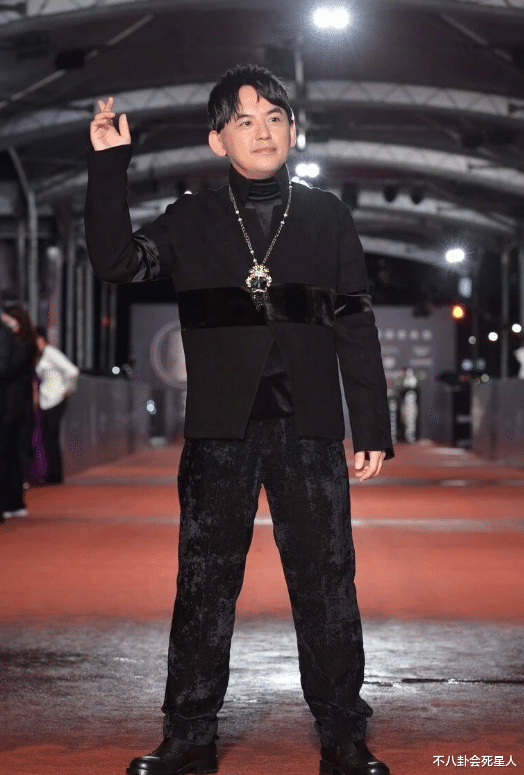 金钟奖|台湾金钟奖红毯寒酸,地毯是湿的,灯光昏暗,被嘲像村口吃席