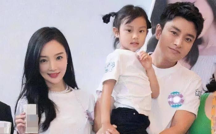 贾乃亮|38岁贾乃亮疑与前妻复合！玩雪后共聚晚餐，一家三口幸福温馨