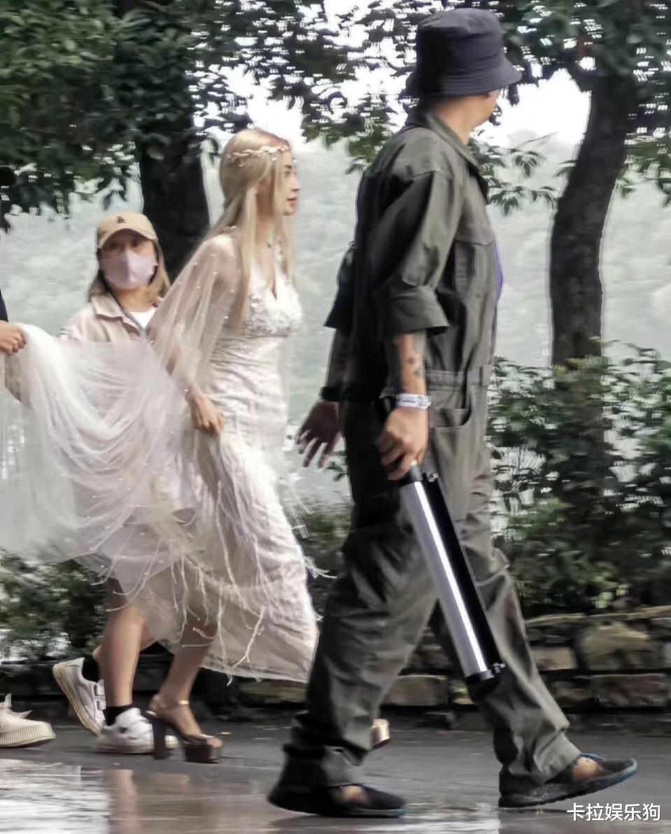 当红女星|baby录制萌探造型仿佛精灵女王,怼脸拍美绝但造型师永远搭不对鞋