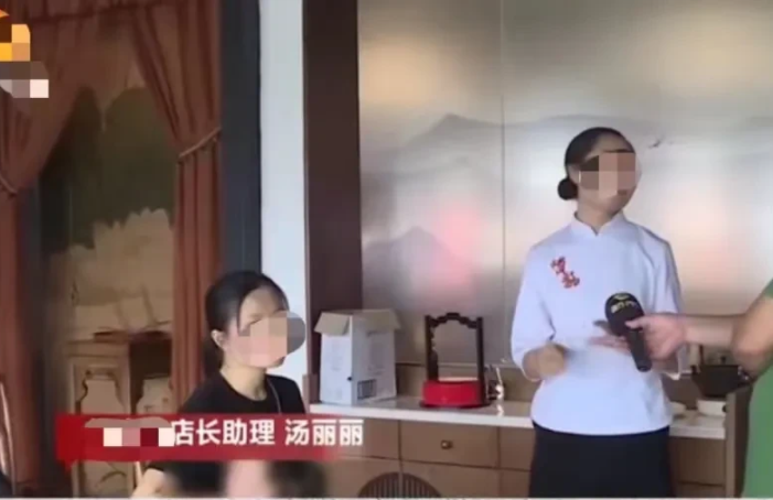 湖南长沙,女子请客吃饭,发现同一份螃蟹在包厢点要598元,而大厅点只要148元!