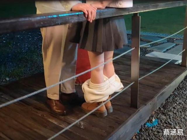 花絮|女演员冬天拍夏天戏的保暖措施，网友：一脸尴尬