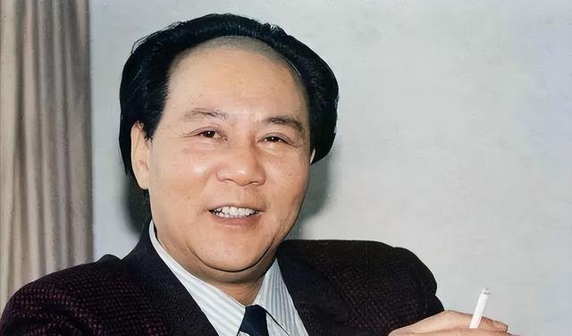 唐国强|照猫画虎,举一反三:下跪、吃茶叶、捡纸,更多细节被扒值得深思