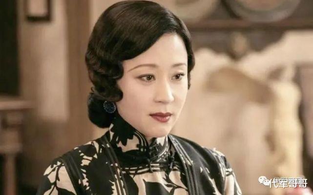 苗圃|美女演员苗圃:花20万学开飞机,嫁给大19岁富豪,龙凤胎儿女初长成