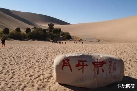 月牙泉|中国的沙漠第一泉，为防止干涸花4100万强行续命，现在变成这样